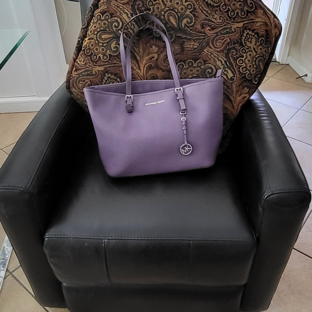 Chic MICHAEL KORS Leather Purple (Iris) Bag / Tote with Spacious Interior - Picture 10 of 13